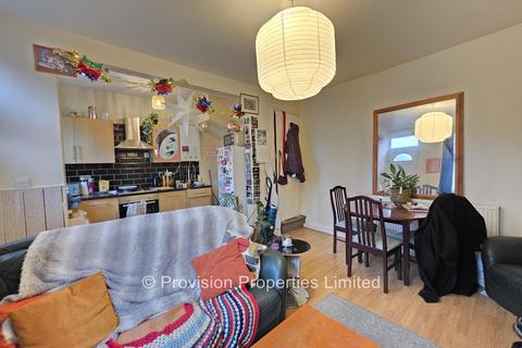 2 bedroom end of terrace house to rent, Harold Mount, Hyde Park LS6