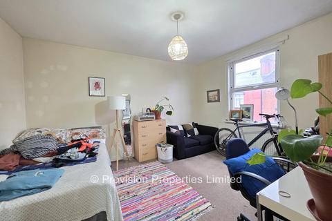 2 bedroom end of terrace house to rent, Harold Mount, Hyde Park LS6