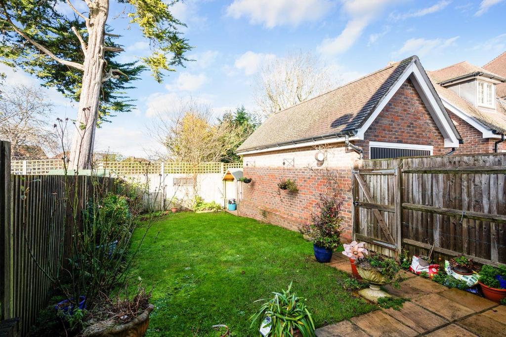 Lambourne close