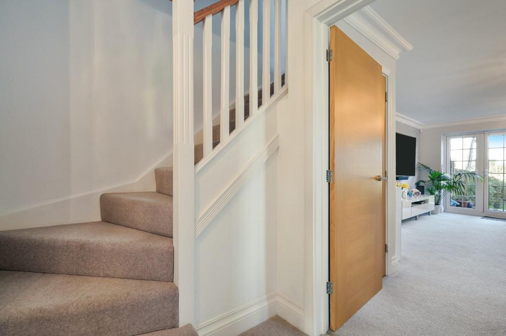 Lambourne close