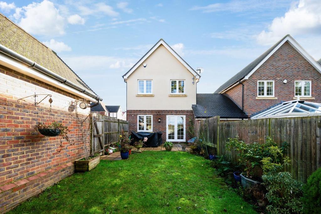 Lambourne close