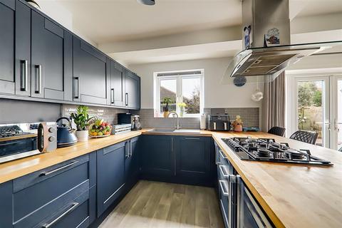 5 bedroom semi-detached house for sale, Cissbury Road, Worthing, BN14
