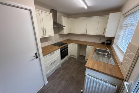 2 bedroom bungalow to rent, Queens Drive, Swadlincote, DE11