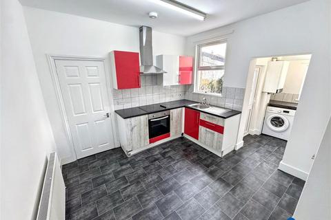 3 bedroom terraced house to rent, Chester Road, Ilford