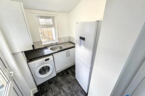 3 bedroom terraced house to rent, Chester Road, Ilford