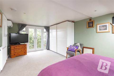 4 bedroom semi-detached house for sale, Mashiters Walk, Romford, RM1