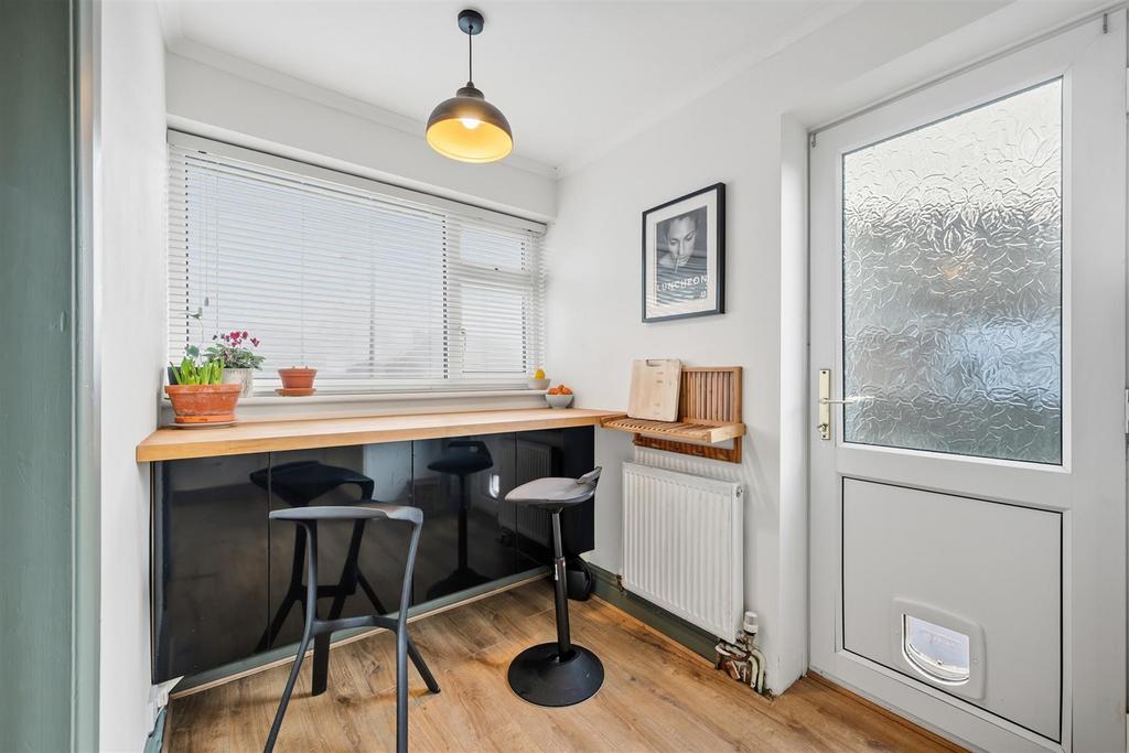 Kitchen - breakfast bar.jpg