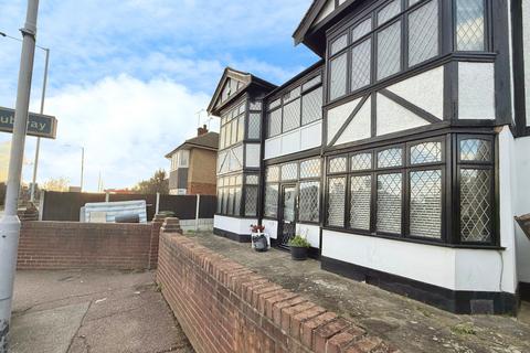 5 bedroom detached house to rent, Eastern Avenue East, Romford, Essex