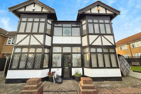 5 bedroom detached house to rent, Eastern Avenue East, Romford, Essex