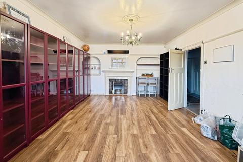 5 bedroom detached house to rent, Eastern Avenue East, Romford, Essex