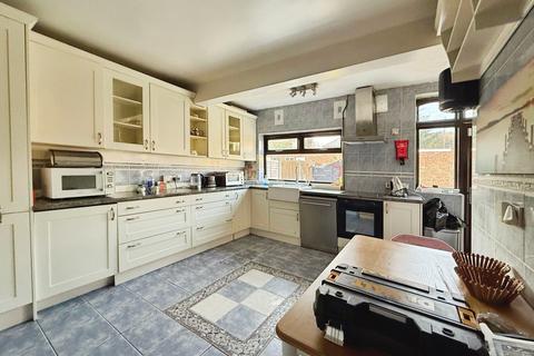 5 bedroom detached house to rent, Eastern Avenue East, Romford, Essex