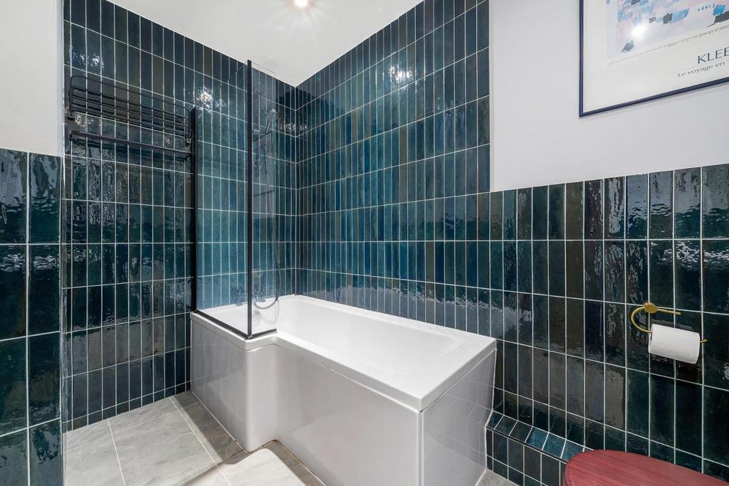 Bathroom (2).JPG