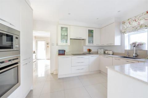 3 bedroom detached bungalow for sale, The Rutts, Bushey WD23