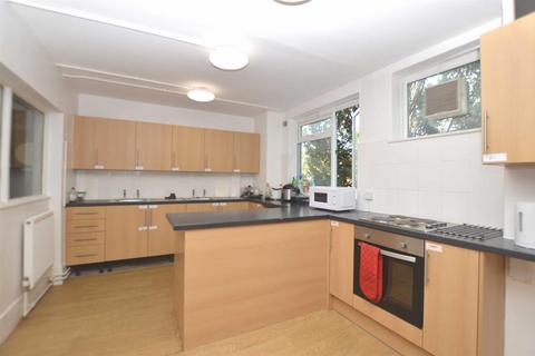 1 bedroom in a house share to rent, Room 17 Martindale Court