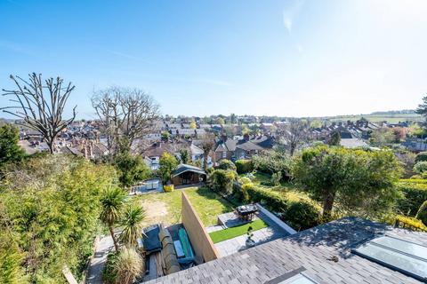 2 bedroom maisonette to rent, Pewley Way, Guildford, GU1