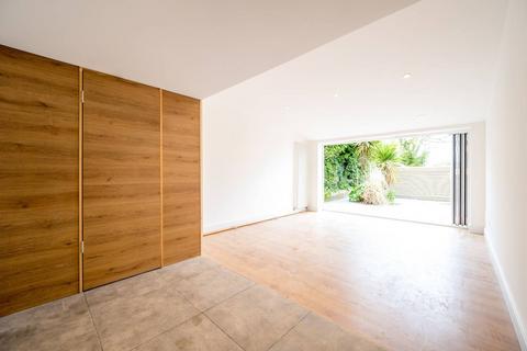 2 bedroom maisonette to rent, Pewley Way, Guildford, GU1