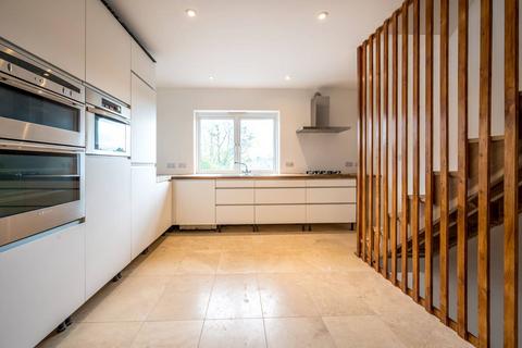 2 bedroom maisonette to rent, Pewley Way, Guildford, GU1