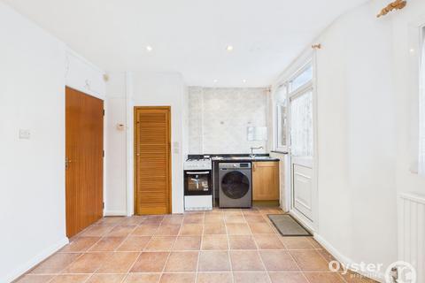 3 bedroom semi-detached house to rent, Weald Lane, Harrow, HA3