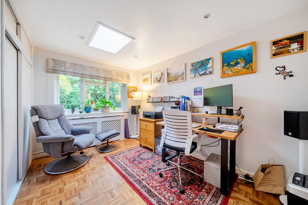 Bedroom/ Study