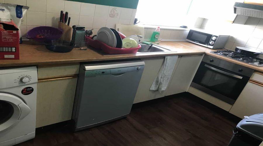 Well-equipped kitchen with integrated oven, gas...
