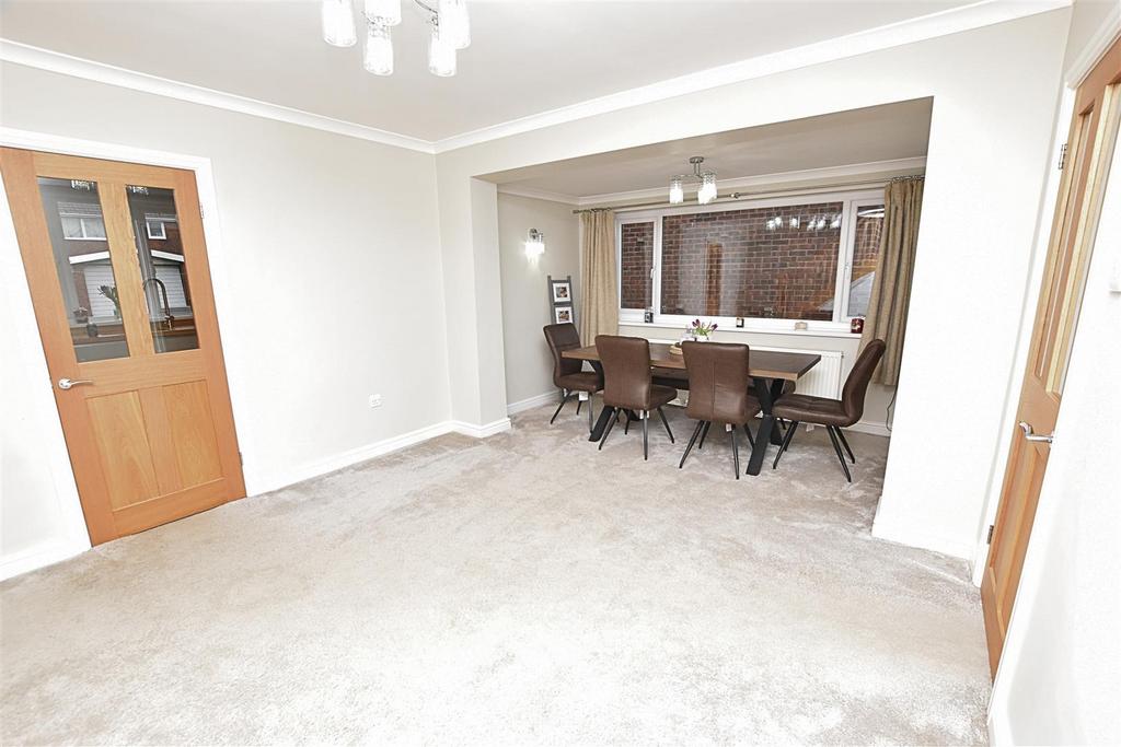 Rear ditting/dining room