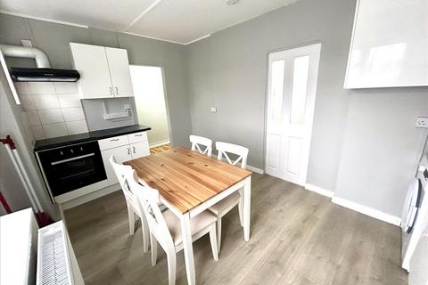 4 bedroom flat to rent, Shenley Road, Borehamwood, WD6