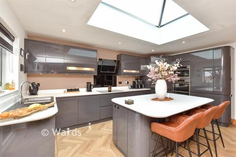 4 bedroom chalet for sale, Chestnut Avenue, Chatham ME5