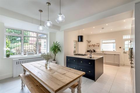 4 bedroom detached house to rent, The Oval, Bessacarr, Doncaster