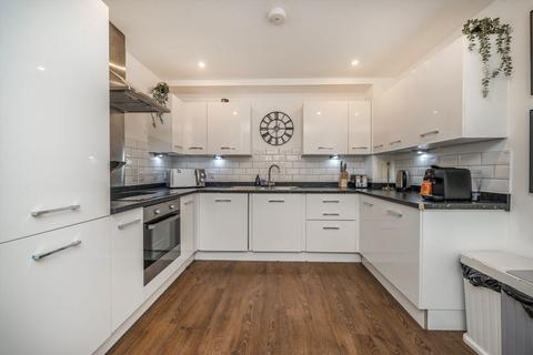 2 bedroom flat to rent, Bloemfontein Road, London W12