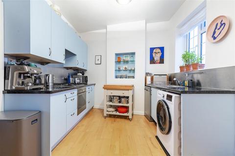 3 bedroom flat for sale, Carmichael Court, Barnes, London, SW13