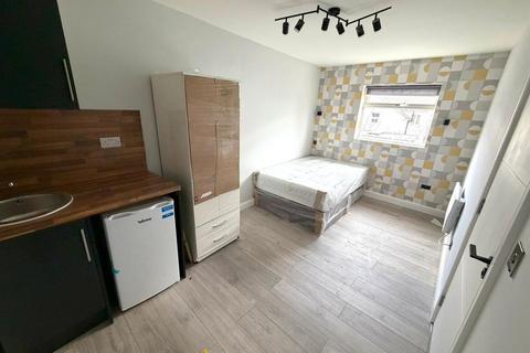 1 bedroom in a house share to rent, Ash Road, Aldershot GU12