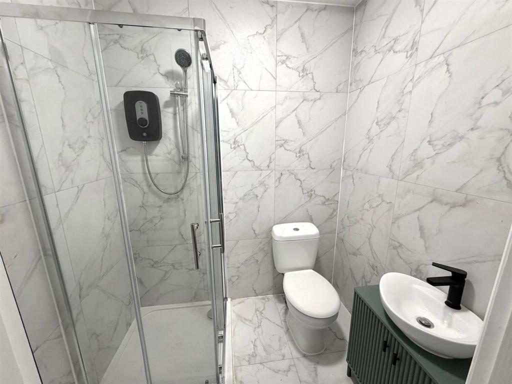 Room 6 en suite.jpg