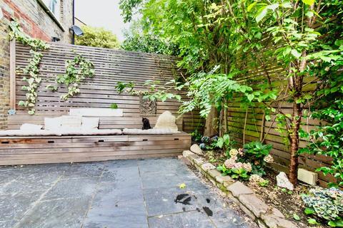 2 bedroom flat to rent, Glenmore Road, London NW3