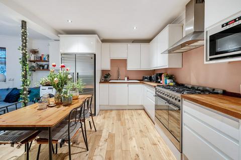 2 bedroom flat for sale, Kings Avenue, Clapham, London, SW4
