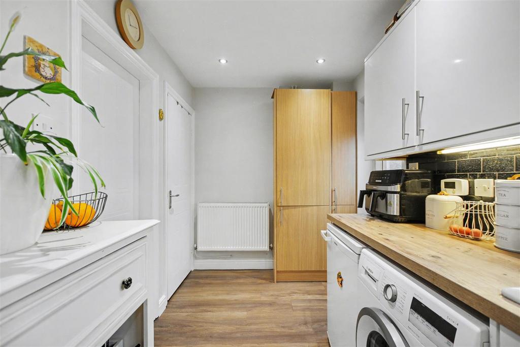Kitchen 2.jpeg