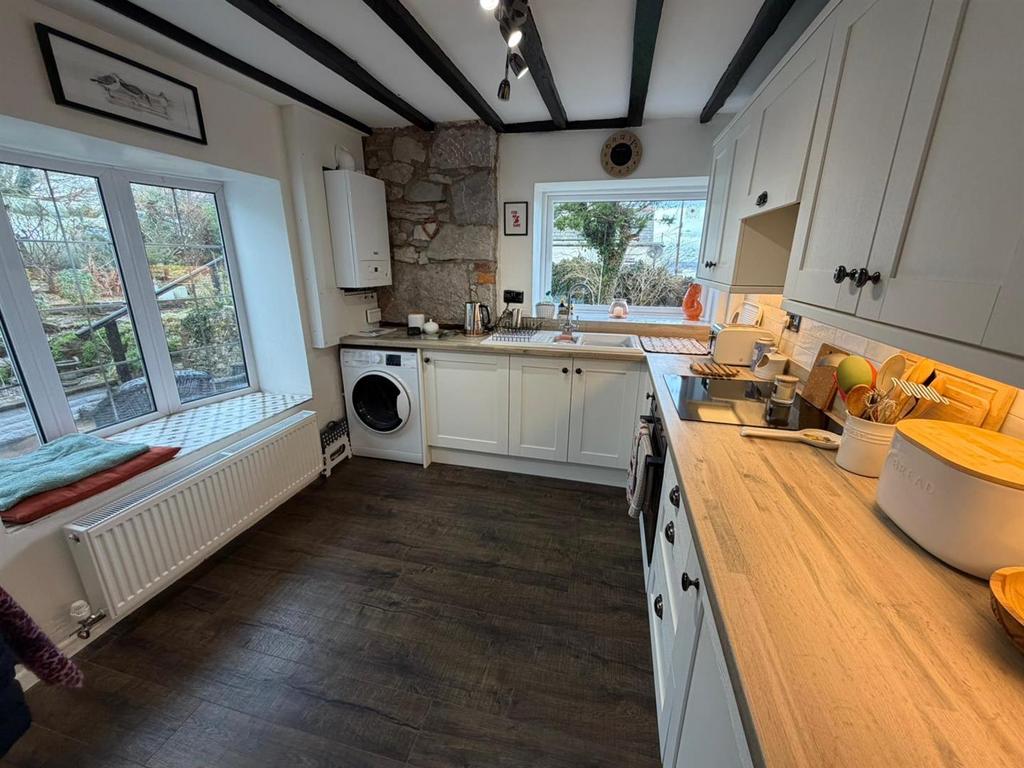 Kitchen 4.jpeg