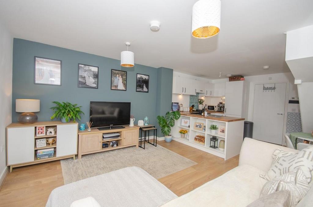 Living room pic 3.jpg