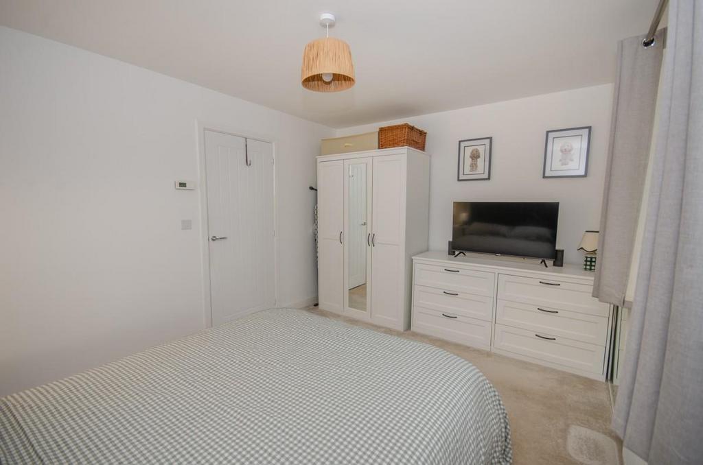 Bedroom 1 pic 2.jpg
