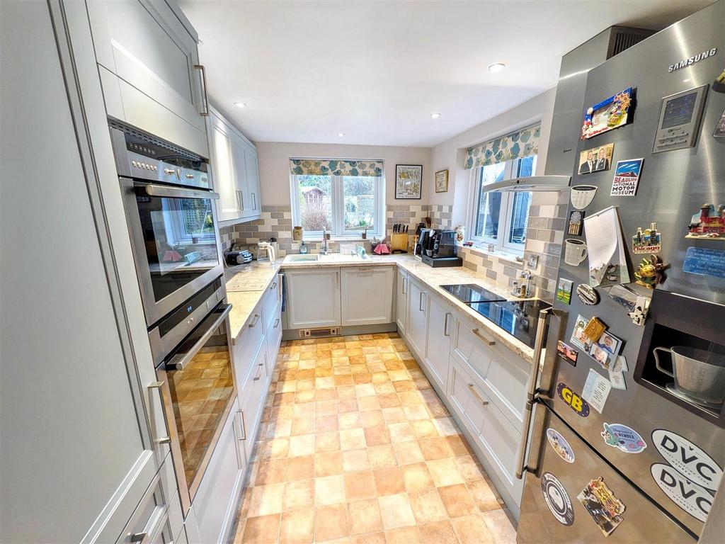Kitchen 1 new.jpg