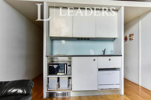 undefined, Abito, 85 Greengate, M3