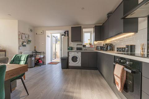 3 bedroom end of terrace house for sale, Commercial Street, Griffithstown, NP4