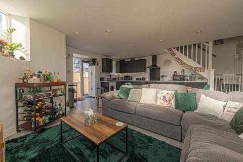 3 bedroom end of terrace house for sale, Commercial Street, Griffithstown, NP4