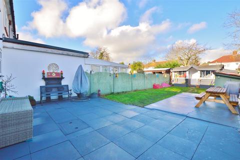 3 bedroom end of terrace house for sale, Cornwall Avenue, Slough, Slough