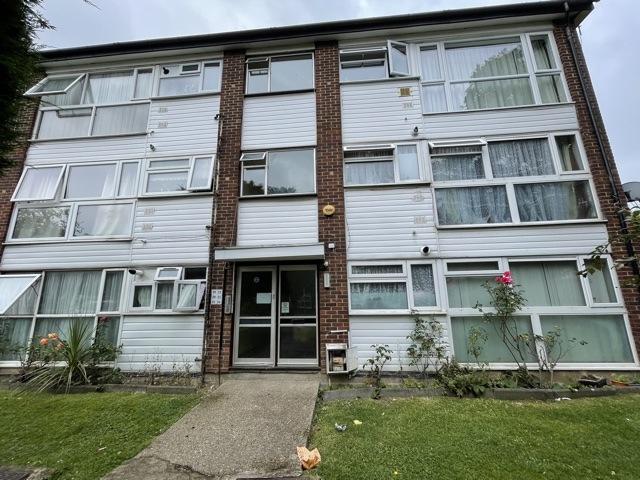 2 bed flat to rent St Peter's Close, Newbury Park