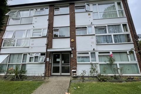 2 bedroom flat to rent, St Peter's Close, IG2