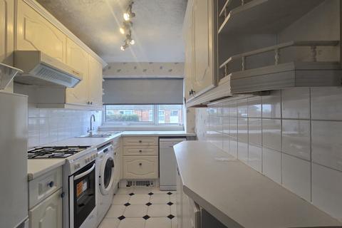 2 bedroom flat to rent, St Peter's Close, IG2