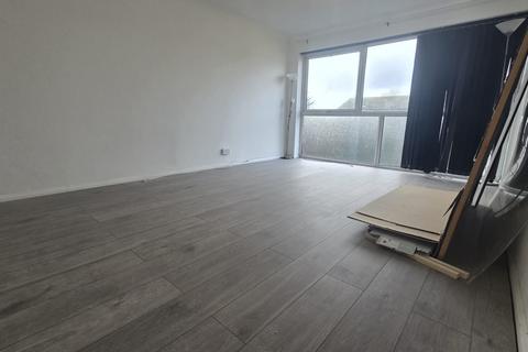2 bedroom flat to rent, St Peter's Close, IG2