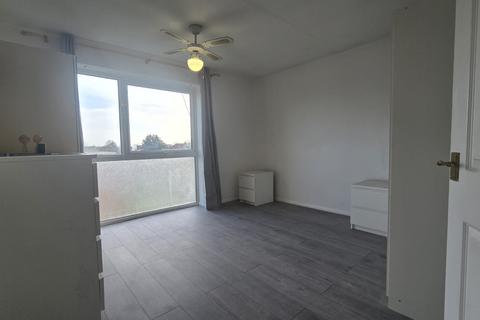 2 bedroom flat to rent, St Peter's Close, IG2