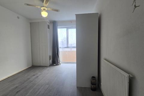 2 bedroom flat to rent, St Peter's Close, IG2