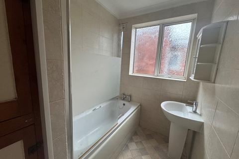 2 bedroom flat to rent, Ashley Road, Poole, BH14